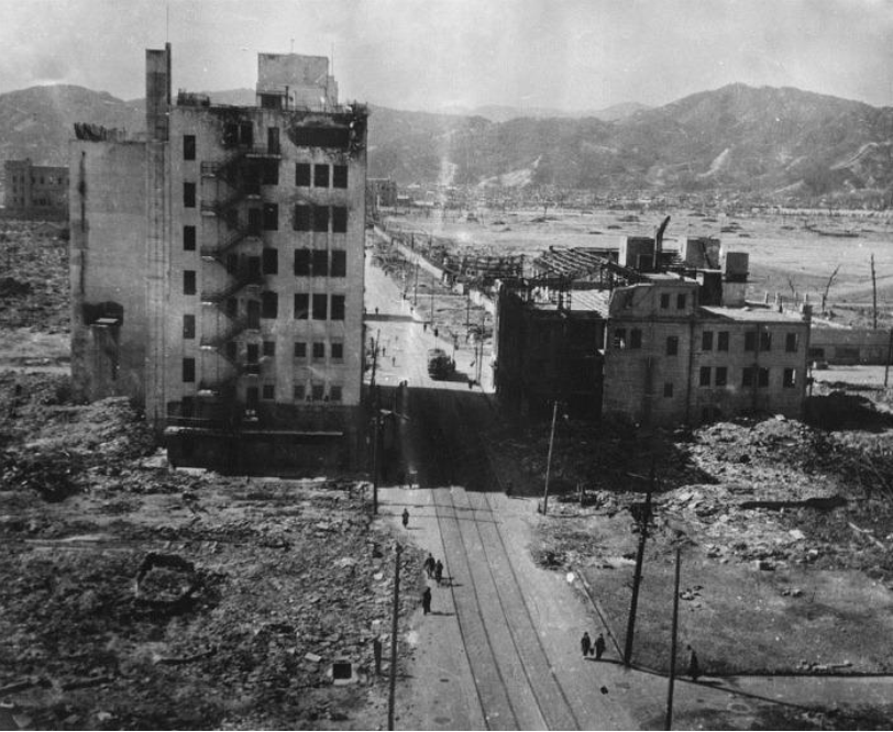 Datei:Gebäude der Rijo Dori Straße Hiroshima.png